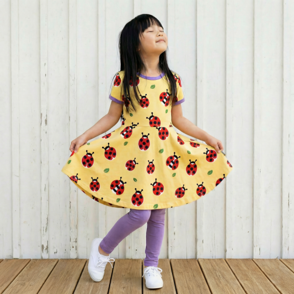 Kurzarmkleid Spin Ladybug - Maxomorra